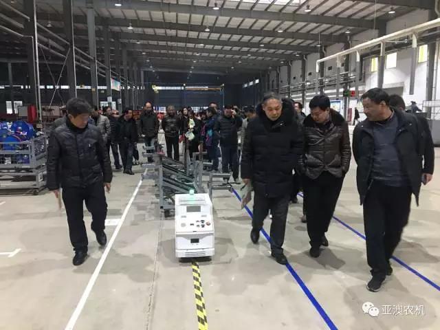  各级领导观摩总装配线的AGV智能搬运车